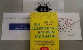 Materialpaket: Buch und Unterlagen.